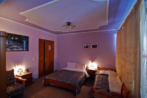 Áyios NikólaosにあるTo Oneiroのベッドルーム1室(ベッド2台、椅子2脚付)