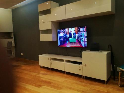 TV a/nebo společenská místnost v ubytování ADALBERTO NASCIMENTO LUXURY APARTA-HOSTEL At COLINAS DO CRUZEIRO