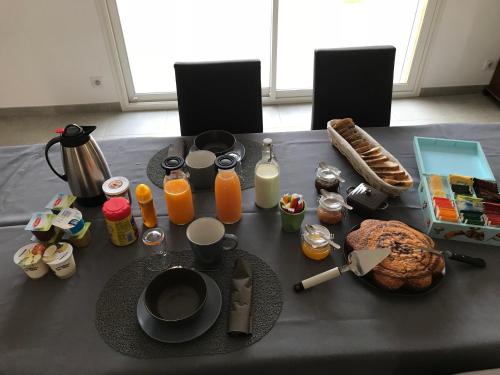 Chambres d'hôtes, B&B climatisées LA BORRELLIENNE reggelit is kínál