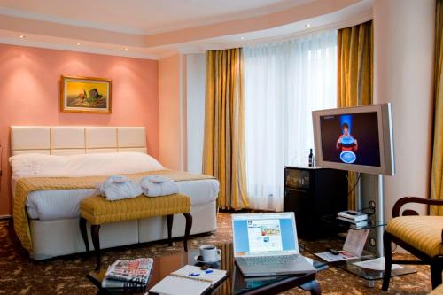 Μια τηλεόραση ή/και κέντρο ψυχαγωγίας στο Hotel 2000 Kavaklıdere