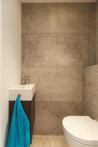 une salle de bain avec toilettes et lavabo dans l'établissement Residence Tonduti, à Nice