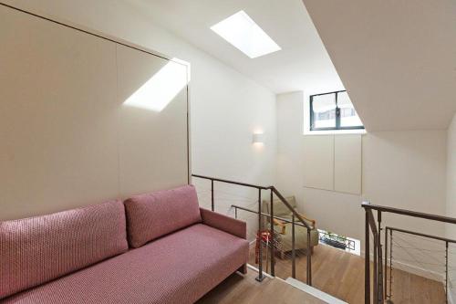 - un salon avec un canapé violet et une fenêtre dans l'établissement Residence Tonduti, à Nice