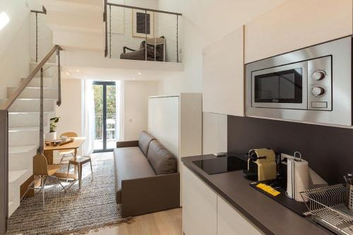 une cuisine et un salon avec un canapé et une table dans l'établissement Residence Tonduti, à Nice