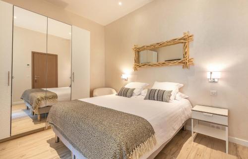 Giường trong phòng chung tại Residence du Louvre - Apartments - Prime location Palais & Croisette - Luxury Stay by LRA Cannes