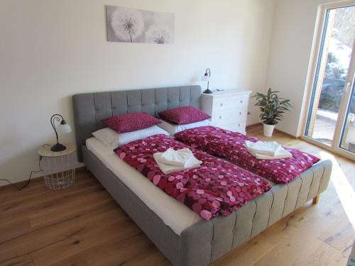 ローファーにあるScheffsnoth 142のベッドルーム1室(ピンクの枕が付いた大型ベッド1台付)