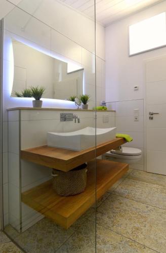 a bathroom with a sink and a mirror at PETIT-CHALET AM HAINER SEE in Rötha
