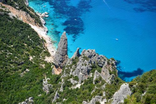 a view of a rocky mountain with blue water at Villa Sangemi in Àrbatax