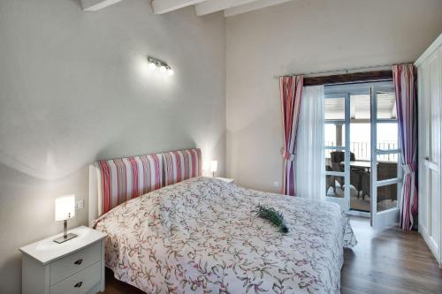 a bedroom with a bed and a window at Casa Meloni in Motovun