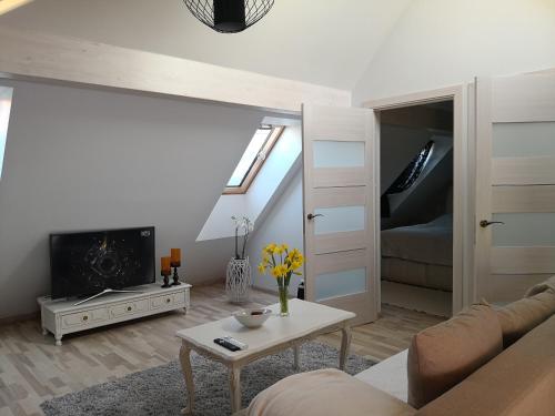 uma sala de estar com um sofá e uma mesa em Kuninga 24 Apartment em Pärnu