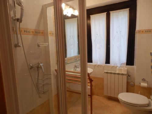 A bathroom at Le palme Antonella