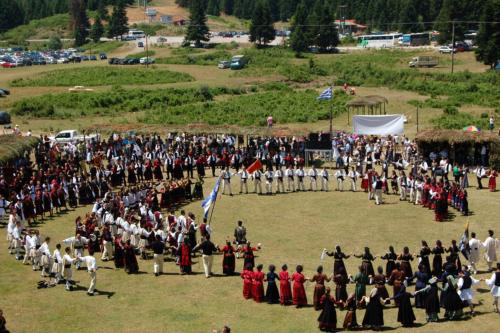 a large group of people standing in front of a crowd at Hotel Ligeri in Elati Trikalon