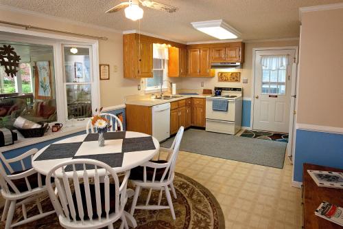 a kitchen with a table and chairs in a room at Blacksburg Bed & Breakfast in Blacksburg