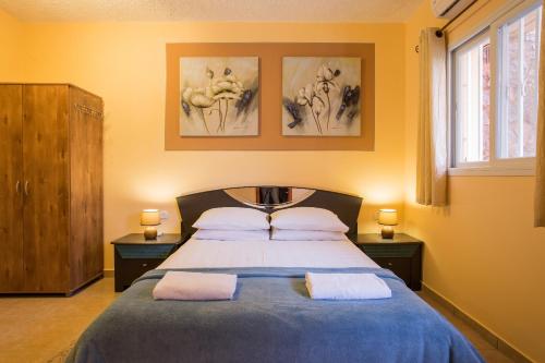 Tempat tidur dalam kamar di Dead Sea Sun Guest House