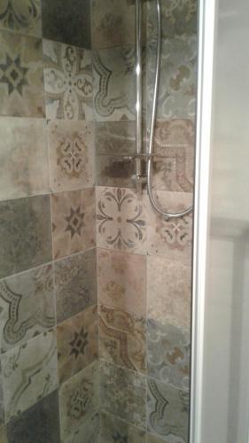eine Dusche im Bad mit Fliesenboden in der Unterkunft appartamento pescocostanzo in Pescocostanzo