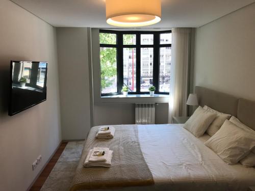 sypialnia z dużym łóżkiem z dwoma talerzami w obiekcie Lux Bolhão - ALL INCLUDED w Porto