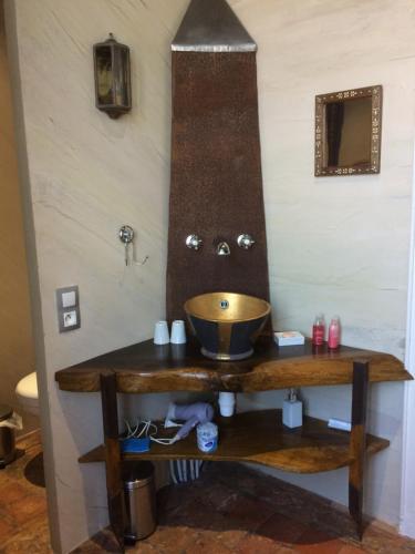 een badkamer met een wastafel en een spiegel bij le Logis du Plessis in Chaniers