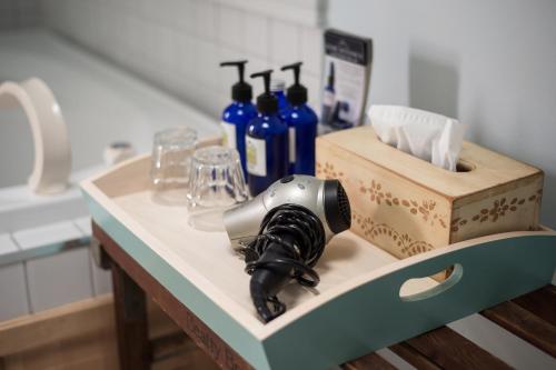 una mesa con un microscopio con botellas y vasos en Salt Shaker Deli & Inn, en Lunenburg