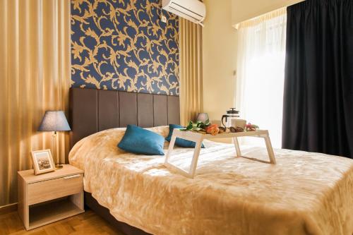 Postel nebo postele na pokoji v ubytování Private Central View rooms in apartment near to Acropolis Metro Station