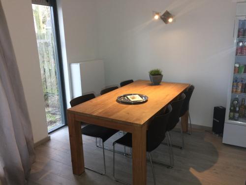 een houten tafel in een kamer met stoelen eromheen bij Haarlem 49 in Haarlem