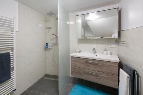 ein Bad mit einem Waschbecken und einer Dusche in der Unterkunft City Apartment in Kreuzberg in Berlin