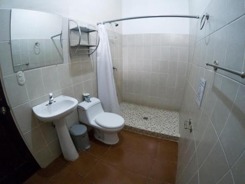 W łazience znajduje się toaleta, umywalka i prysznic. w obiekcie Casa Brenes w mieście Matagalpa