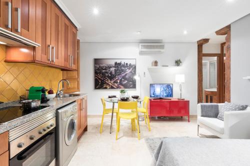uma cozinha com uma mesa e uma sala de jantar em Fuencarral Apartments by Flatsweethome em Madri