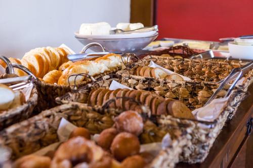 een buffet van verschillende soorten brood en gebak bij Mundial Parque Hotel in Viçosa