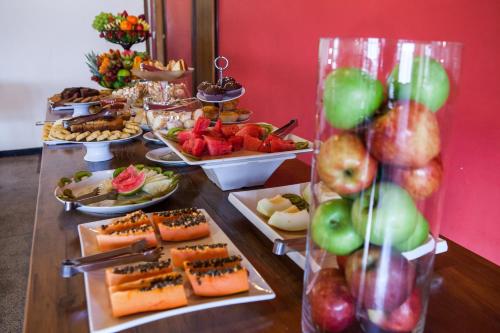 een buffet met hapjes en eten op een tafel bij Mundial Parque Hotel in Viçosa