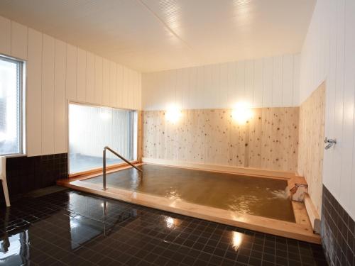 Whirlpool-Badewanne im Zimmer mit in der Unterkunft Log Hotel The Maple Lodge in Iwamizawa