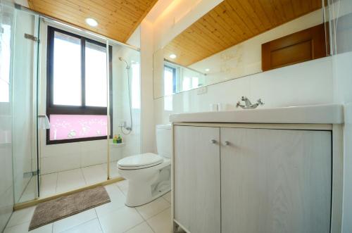 冬山鄉的住宿－跳格子民宿 ，浴室配有卫生间、淋浴和盥洗盆。