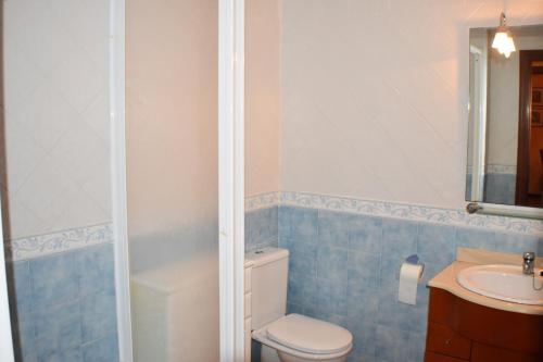 アンポスタにあるApartament Montserrat Eucaliptus 3のバスルーム(トイレ、洗面台付)
