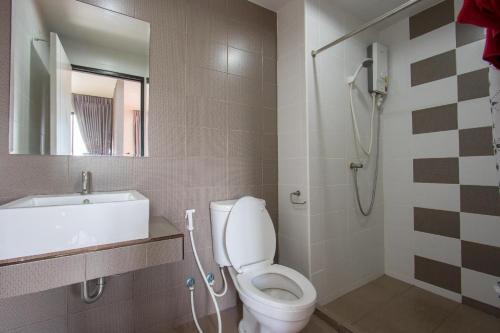y baño con aseo, lavabo y ducha. en Live at Home Sukhumvit 105, en Bangkok