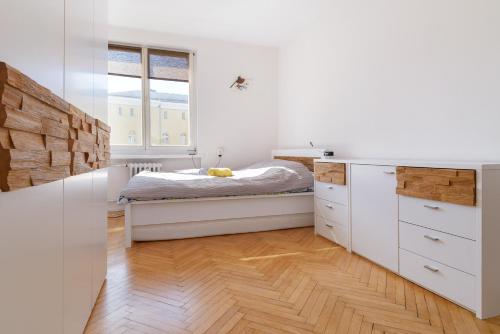a bedroom with a bed and a window at Apartament Libelta in Poznań