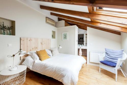 A bed or beds in a room at Dúplex Unico en Ópera - Palacio