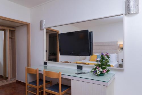 Μια τηλεόραση ή/και κέντρο ψυχαγωγίας στο Americana Eilat Hotel