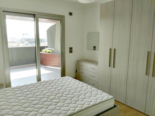Un pat sau paturi într-o cameră la Torri Camuzzi Exclusive Luxury Apartment