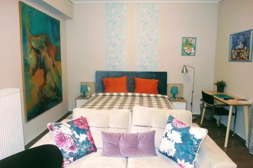 テッサロニキにあるRino Thessaloniki Apartmentsのベッドルーム1室(ベッド1台、ソファ、枕付)