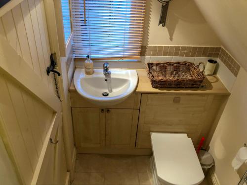 ウェストルトンにあるThe Apple Loftの小さなバスルーム(洗面台、トイレ付)