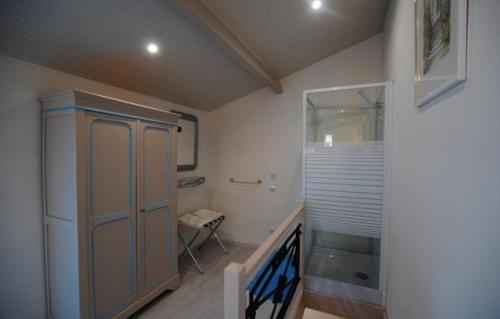 baño con ducha a ras de suelo y puerta de cristal en Le pigeonnier, en Dampierre-le-Château