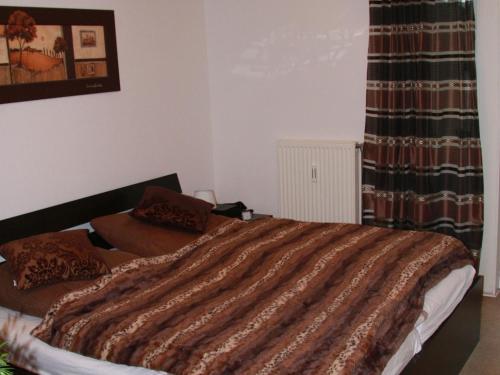 ザンクト・メルゲンにあるFerienwohnung Christaのベッドルーム1室(毛布付きのベッド1台付)