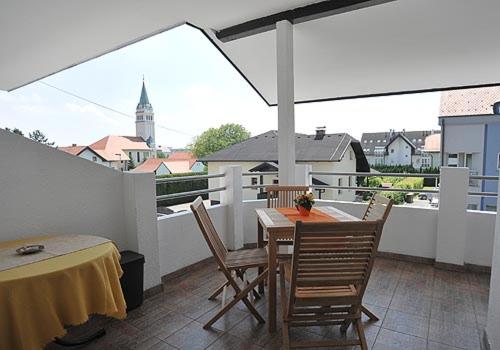 een patio met een tafel en stoelen op een balkon bij Prenočišče Šinkec Nada in Moravske-Toplice