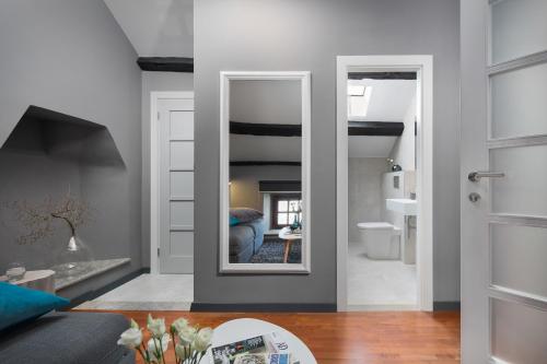 einen Spiegel in einem Zimmer mit einem Schlafzimmer in der Unterkunft Rialto Residence in Labin