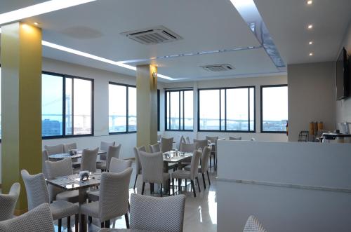Restoran või mõni muu söögikoht majutusasutuses Blu Sky Hotel