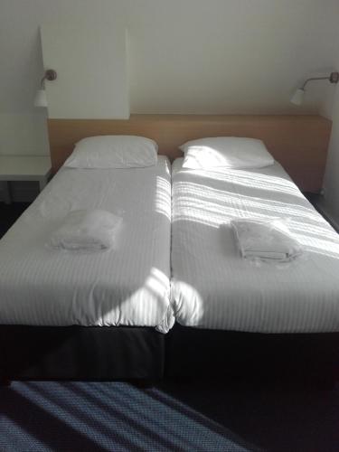 two beds sitting next to each other in a room at Kamerverhuur Mossels&Meer in Oostkapelle