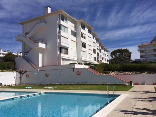 um edifício com piscina em frente a um edifício em Isla Apart em Sitges