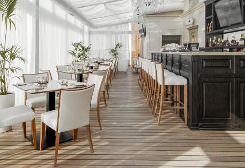 un ristorante con tavoli e sedie e un bar di Nobil Luxury Boutique Hotel a Chişinău