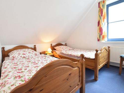 - 2 lits jumeaux dans une chambre avec fenêtre dans l'établissement Stylish Apartment in Ostseebad Boltenhagen with Balcony, à Boltenhagen