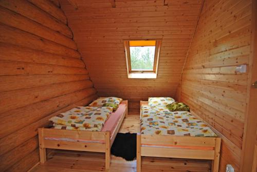 Postel nebo postele na pokoji v ubytování Domy z bali Debina
