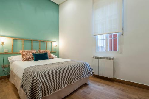 sypialnia z łóżkiem i oknem w obiekcie O'Donnell w Madrycie