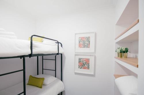 オリョンにあるCasas de Mar - Conchaの二段ベッド2組と階段が備わる客室です。